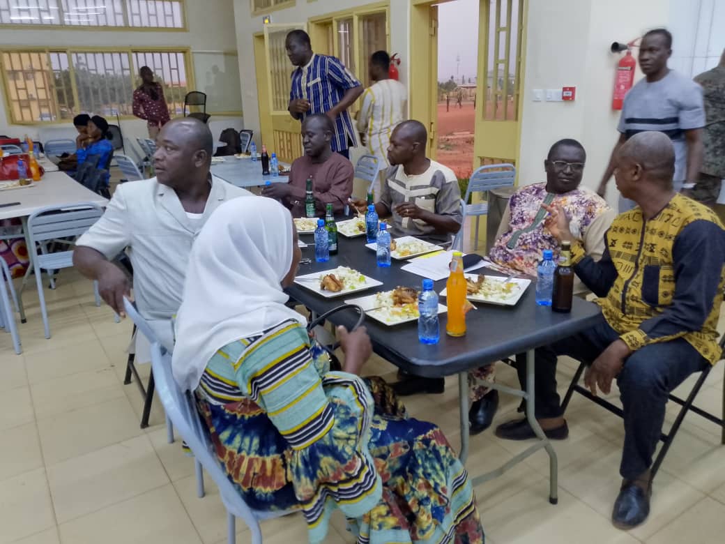 Des membres de l'administration partageant un moment de convivialité avec les parents d’élèves autour d'une table, lors du cocktail de clôture de la rencontre