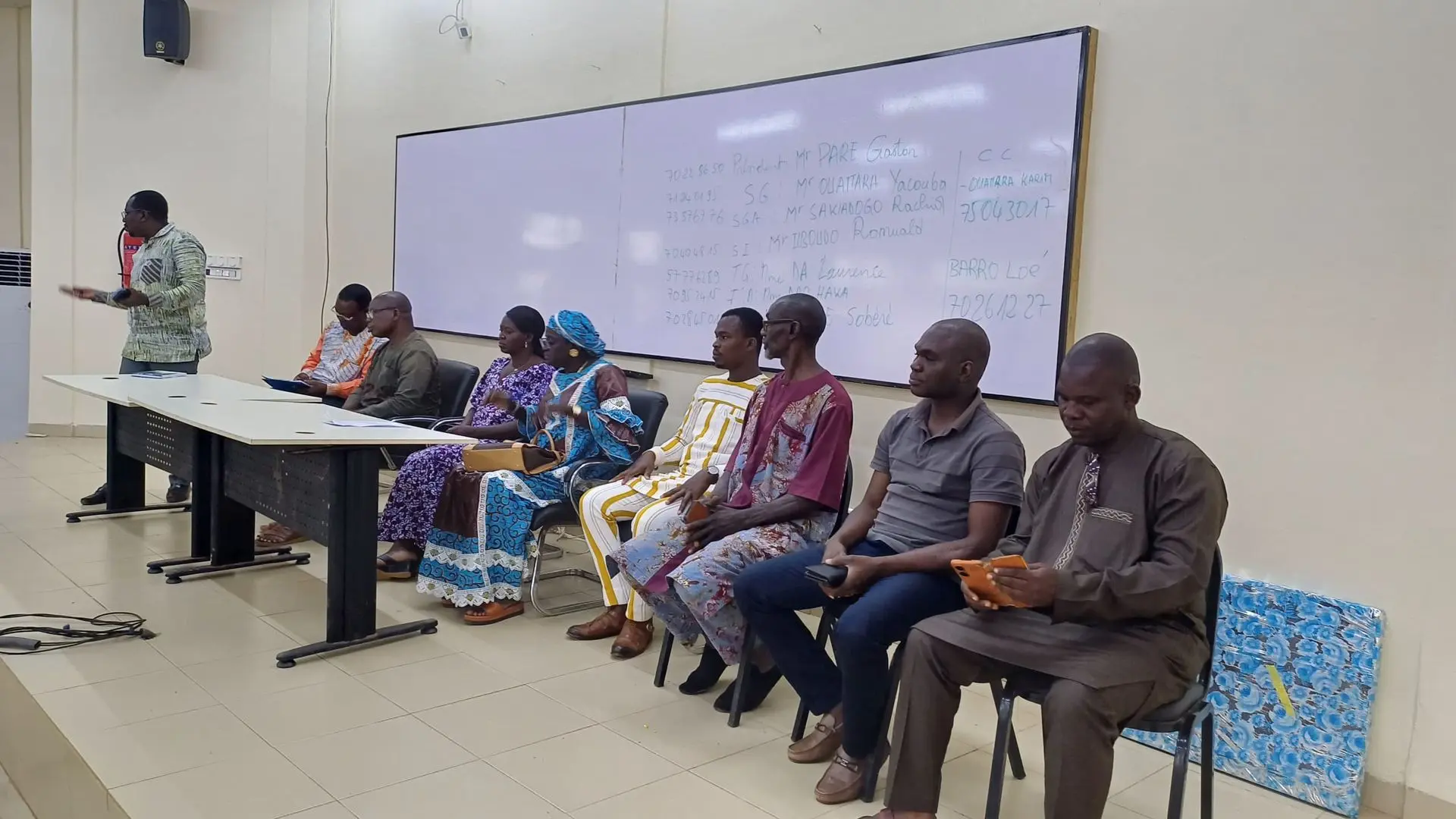 Les membres du bureau de l’APÉRO, assis devant une table, lors de l’élection organisée pendant la rencontre entre les parents d’élèves et l’administration du Lycée Scientifique National de Bobo-Dioulasso, le 2 octobre 2023